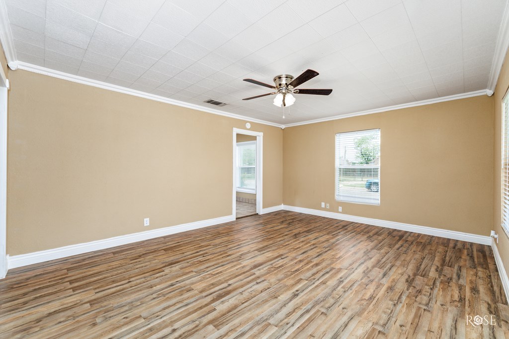 321 N Park St Property Photo 6