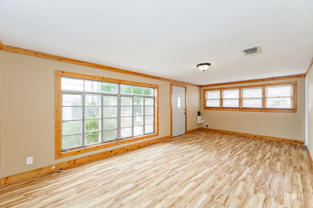 321 N Park St Property Photo 13