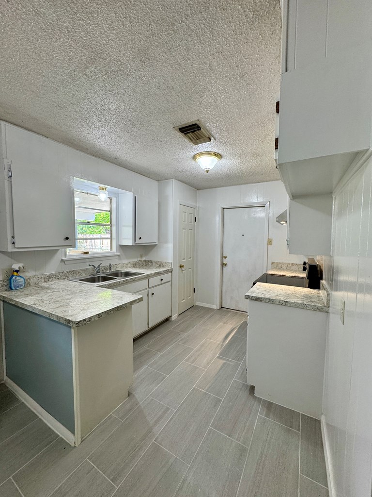 1025 Linda Lee Dr Property Photo 4