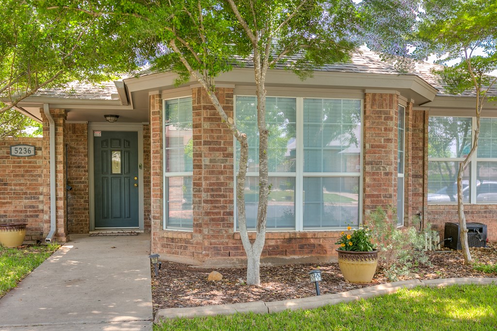 5236 Coral Way Property Photo 8