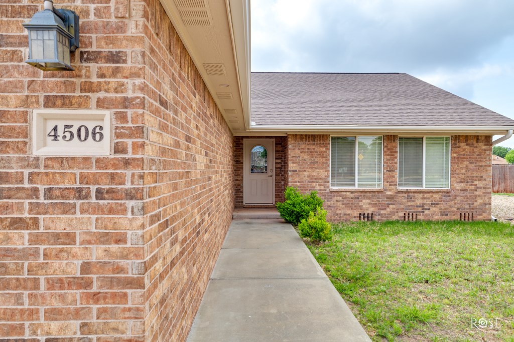 4506 Oak Grove Blvd Property Photo 3