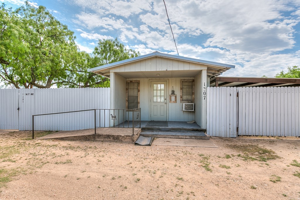 1307 East Ave Property Photo 5