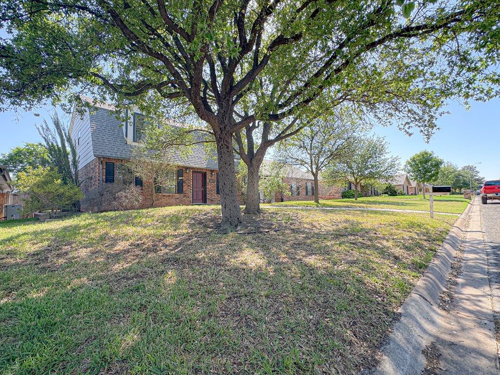 3817 Hillcrest Dr Property Photo 3