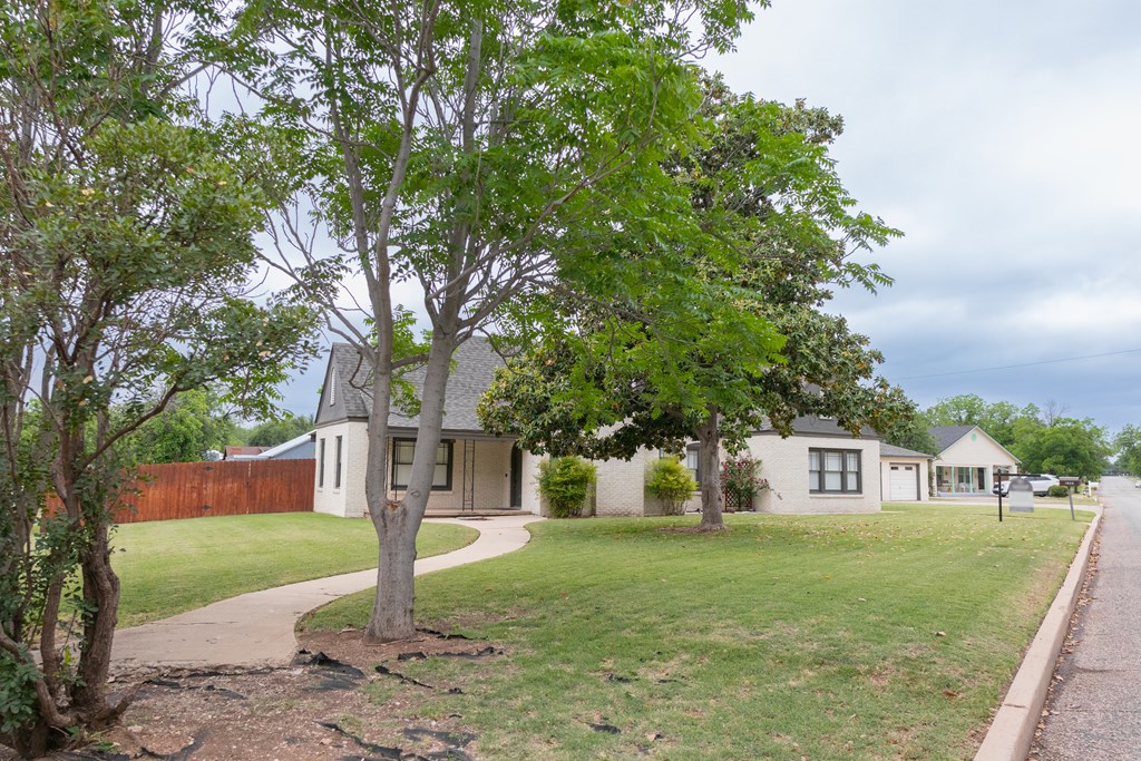 1905 Live Oak St Property Photo 2