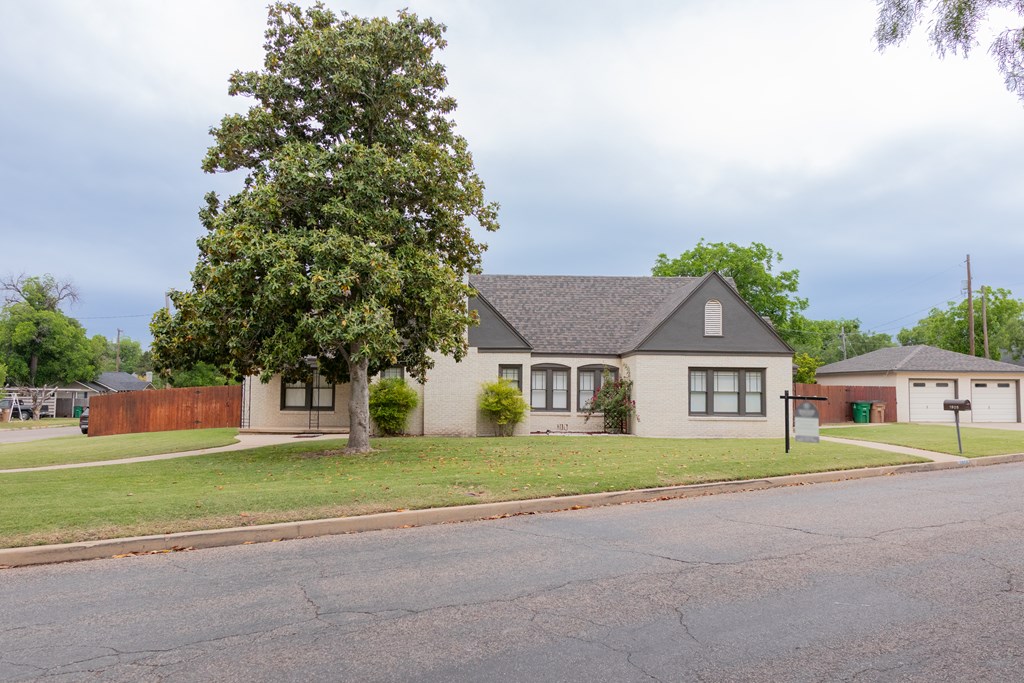 1905 Live Oak St Property Photo 4