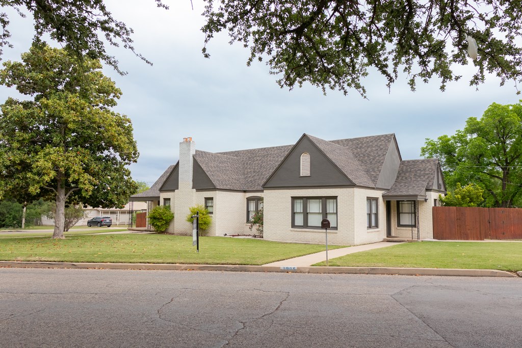 1905 Live Oak St Property Photo 5