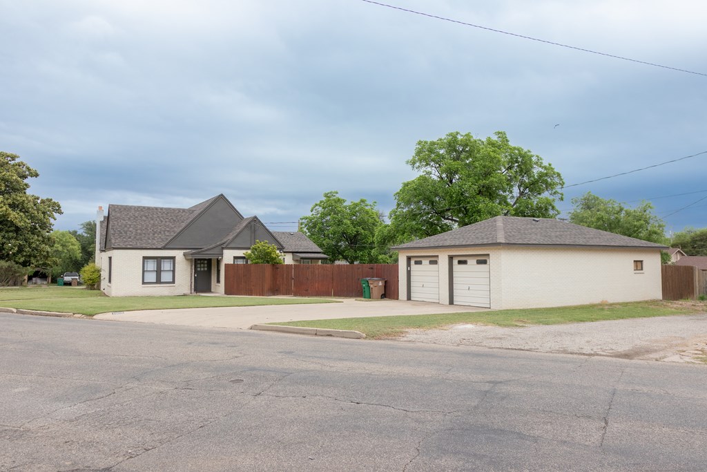 1905 Live Oak St Property Photo 6