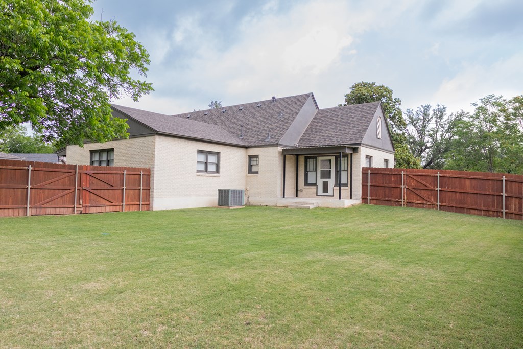 1905 Live Oak St Property Photo 27