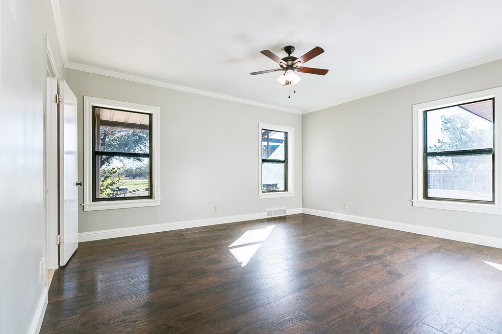 5438 S Loop 306 Property Photo 16