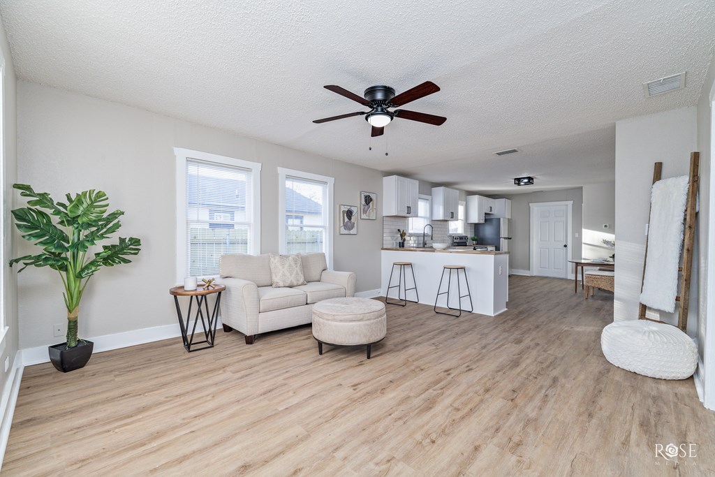 306 E 38th St Property Photo 3