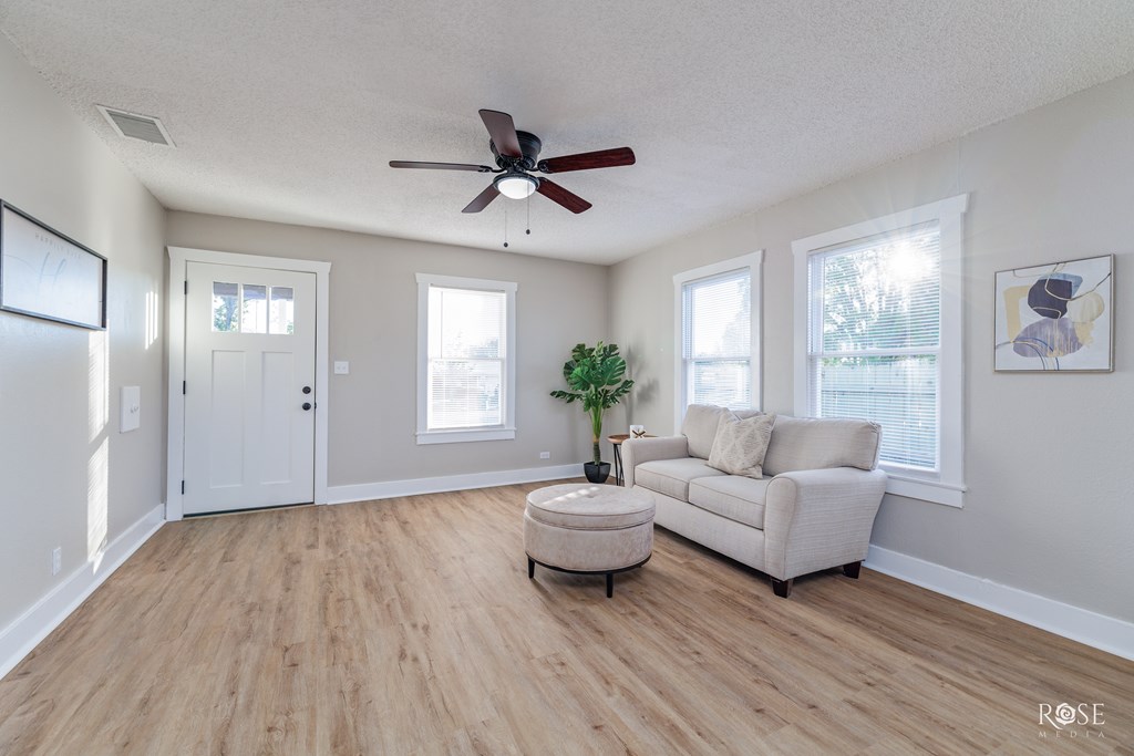 306 E 38th St Property Photo 4