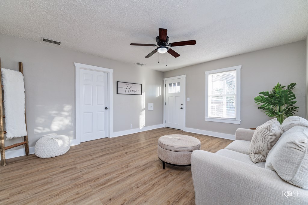 306 E 38th St Property Photo 5