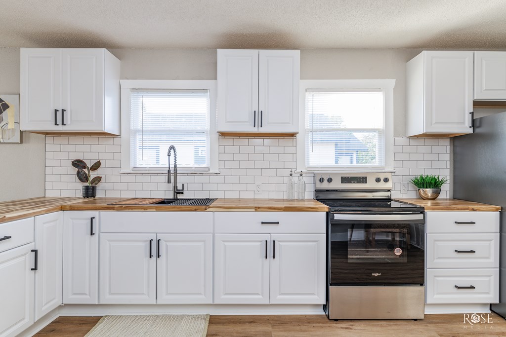 306 E 38th St Property Photo 7