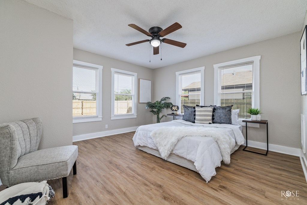 306 E 38th St Property Photo 11