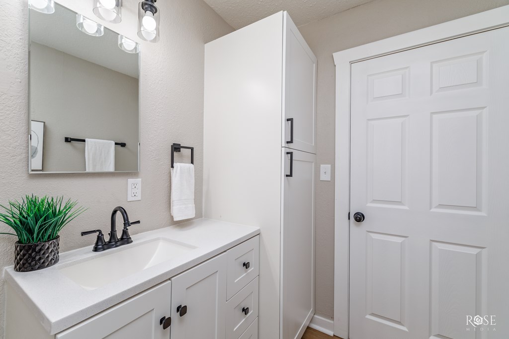 306 E 38th St Property Photo 14