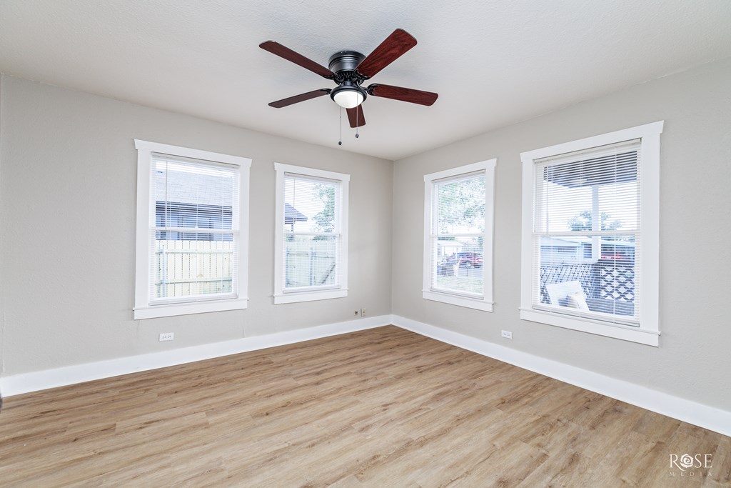 306 E 38th St Property Photo 15