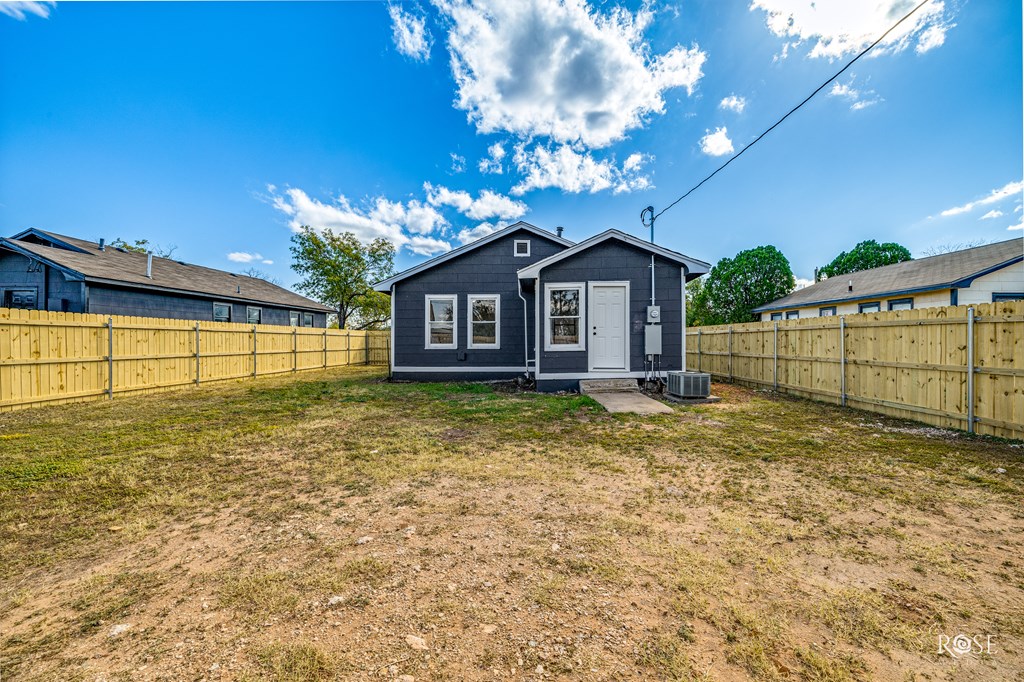 306 E 38th St Property Photo 18