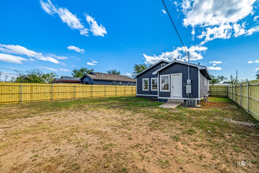 306 E 38th St Property Photo 20