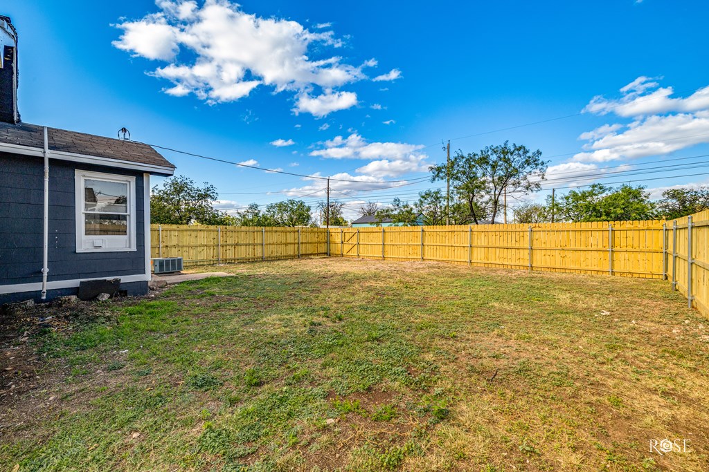 306 E 38th St Property Photo 21