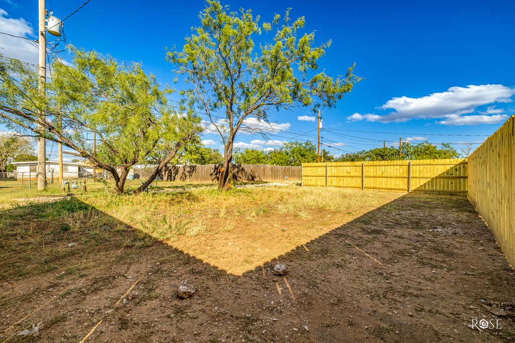 306 E 38th St Property Photo 22