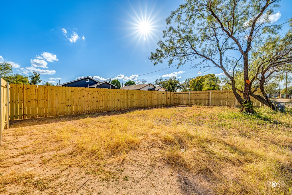 306 E 38th St Property Photo 23