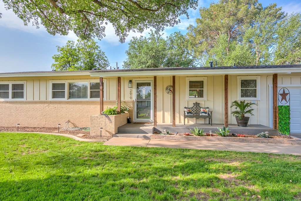 2619 University Ave Property Photo 3