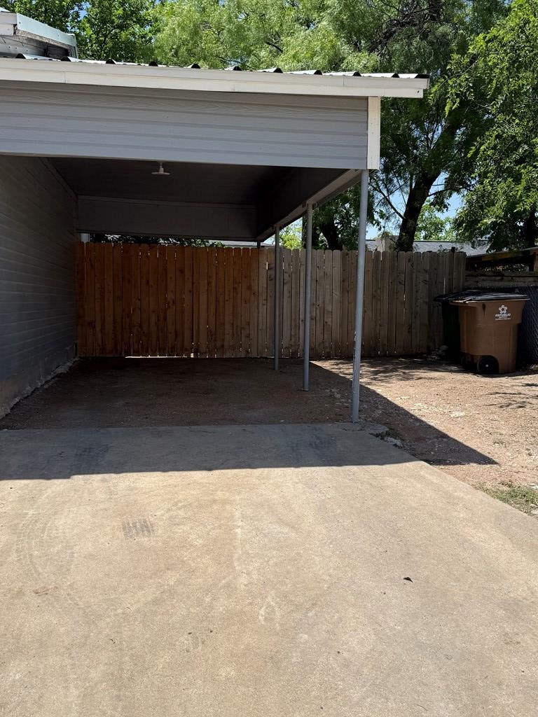 909 Howard Ave Property Photo 2