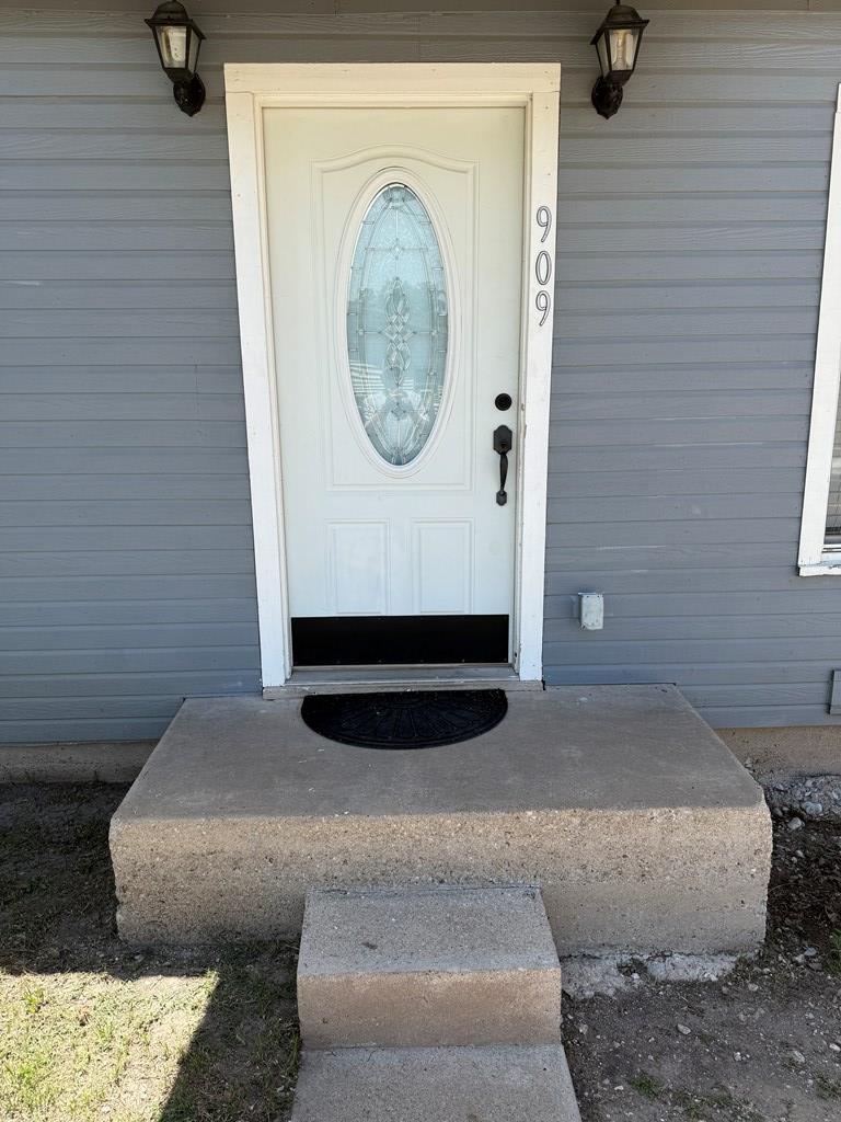 909 Howard Ave Property Photo 3