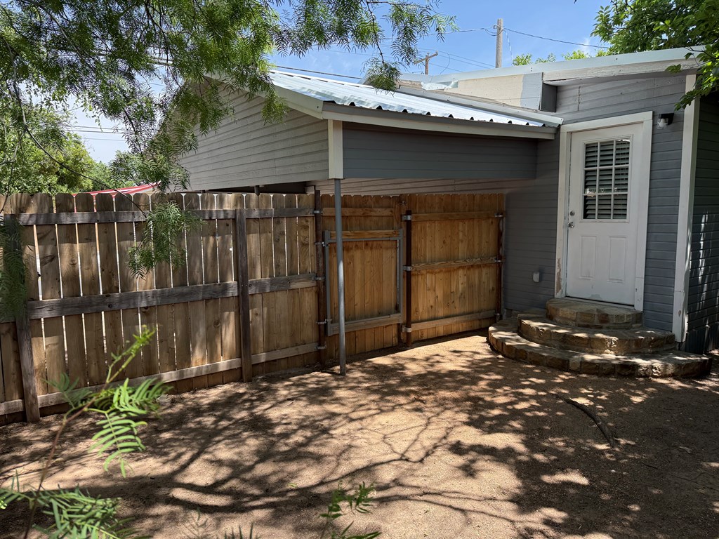 909 Howard Ave Property Photo 11