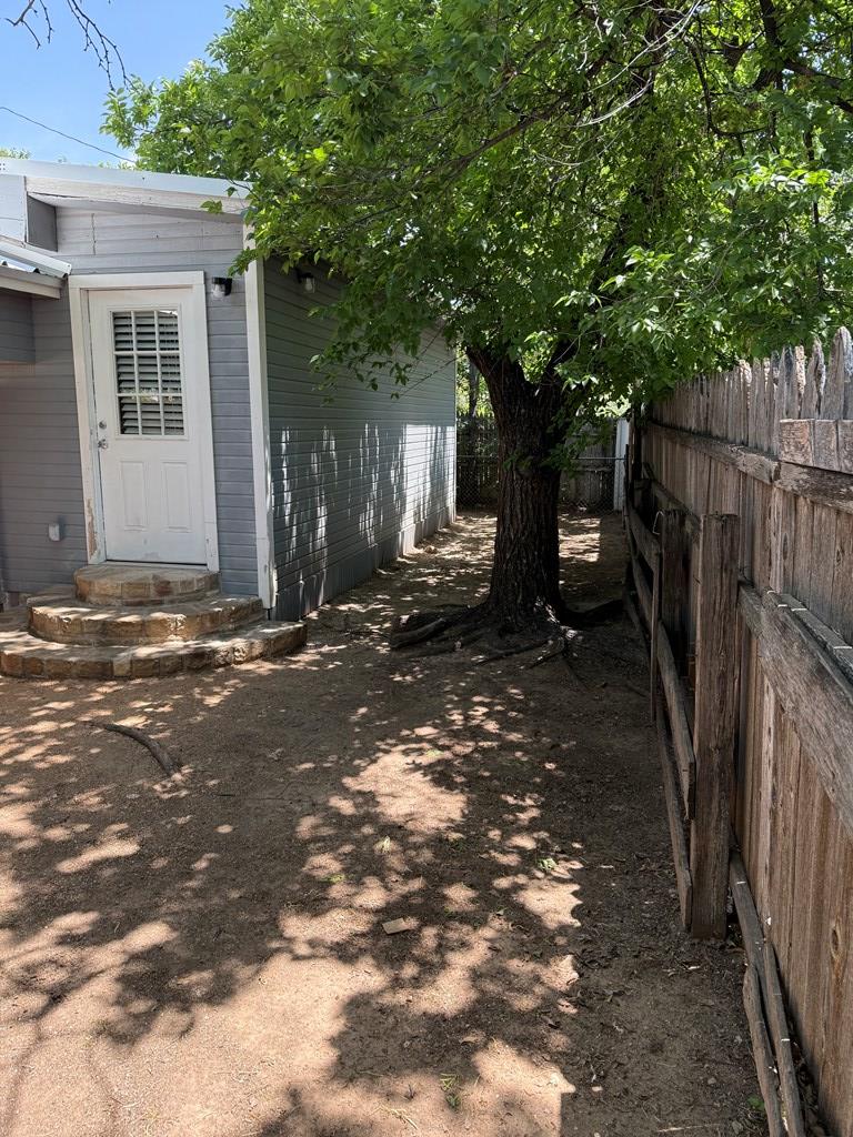 909 Howard Ave Property Photo 12