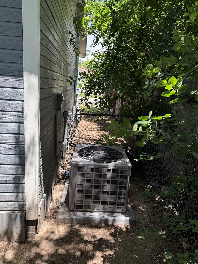 909 Howard Ave Property Photo 13