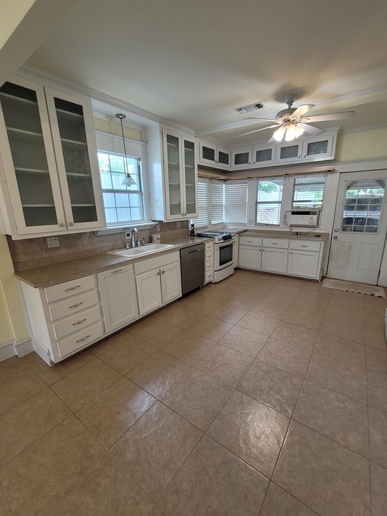 608 N Broadway St Property Photo 2