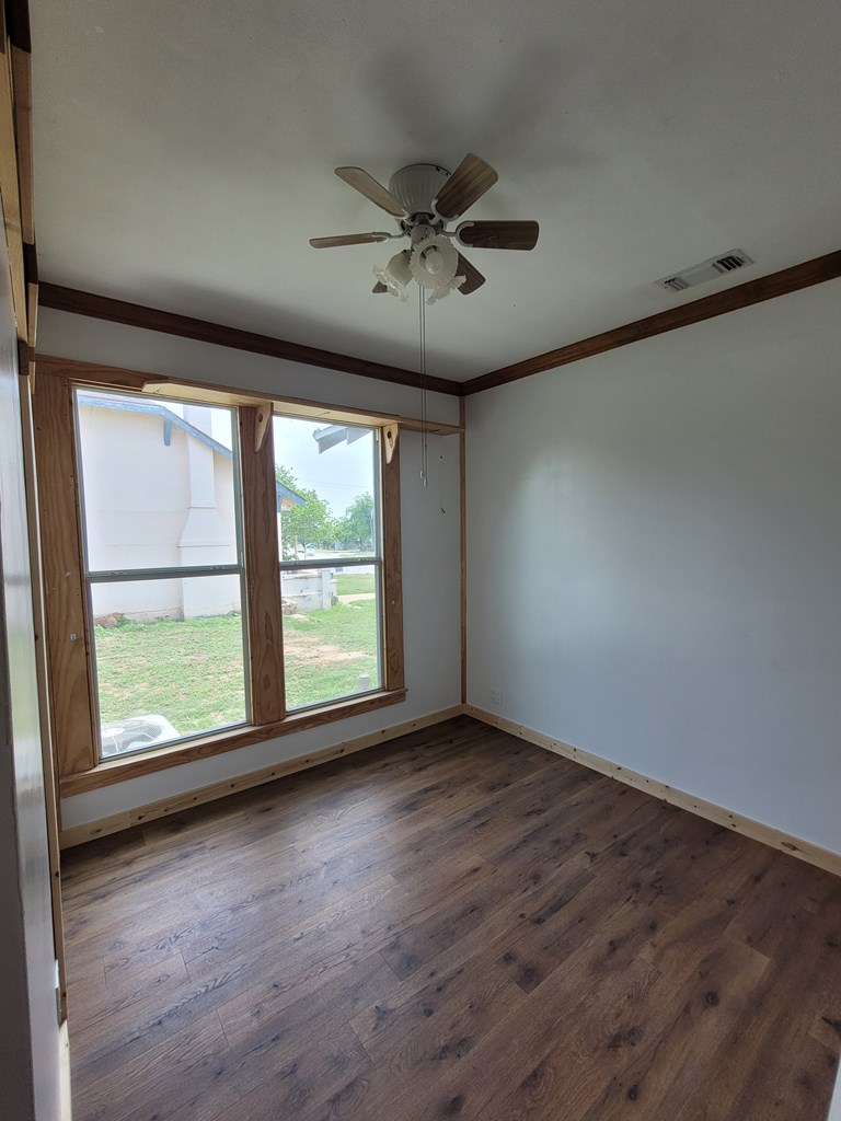 608 N Broadway St Property Photo 8