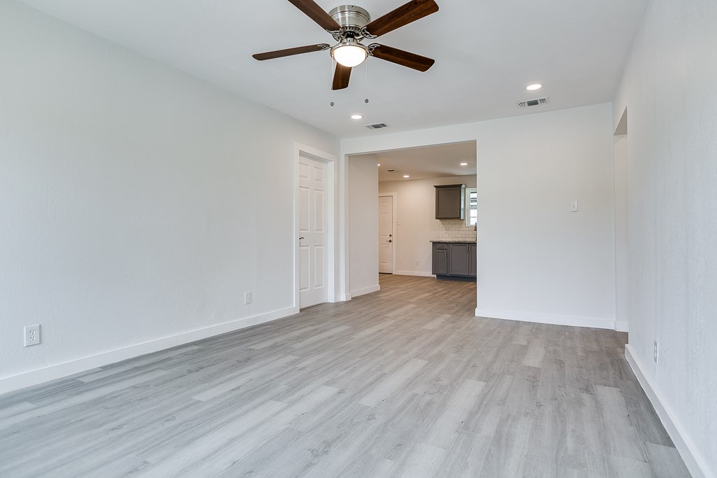 2624 Dallas St Property Photo 6