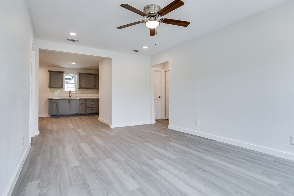 2624 Dallas St Property Photo 7