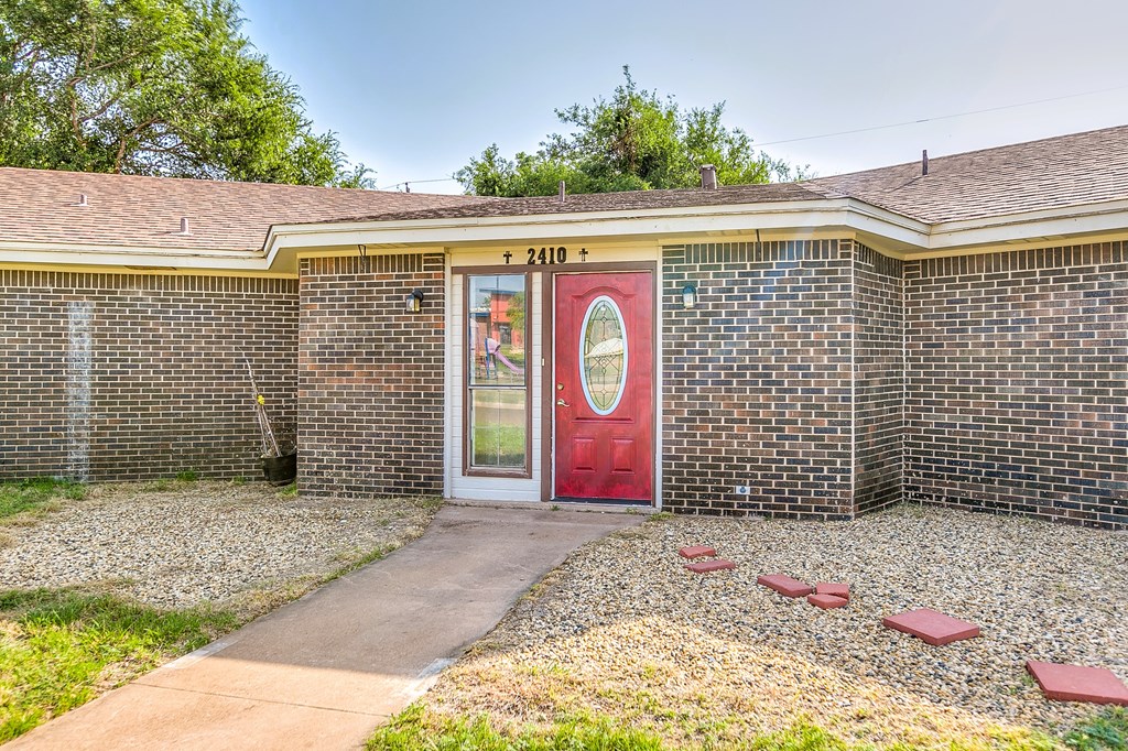 2410 Louise Dr Property Photo 2
