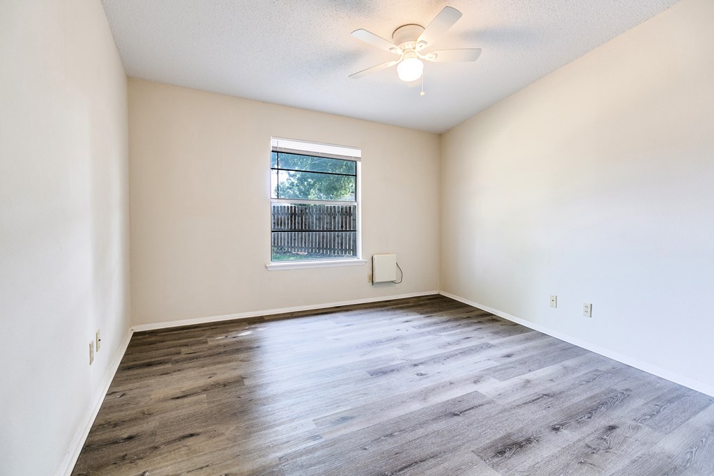 2410 Louise Dr Property Photo 12