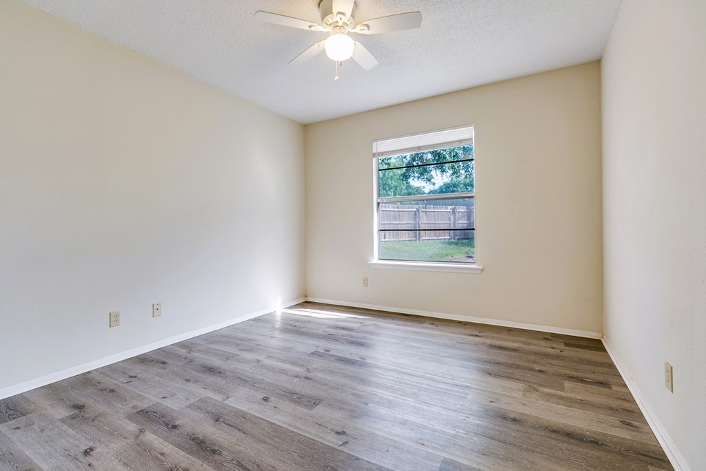 2410 Louise Dr Property Photo 15
