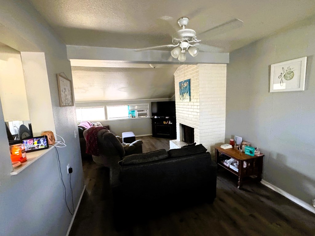1101 Clairmont St Property Photo 6