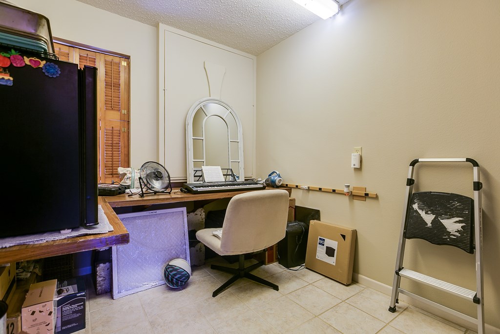 906 Country Club Dr Property Photo 12