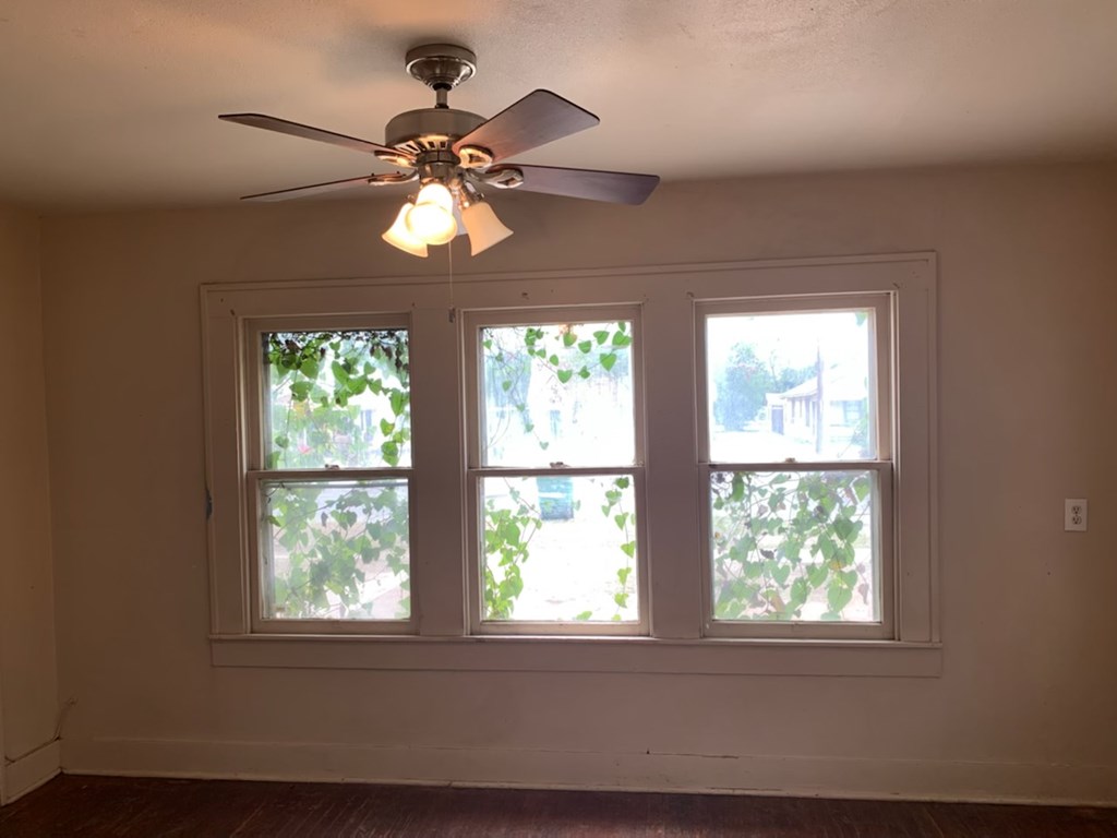 606 Pulliam St Property Photo 4