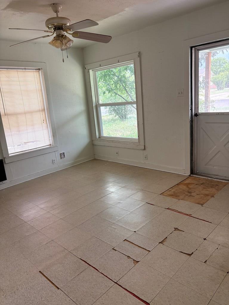 811 Akin St Property Photo 2