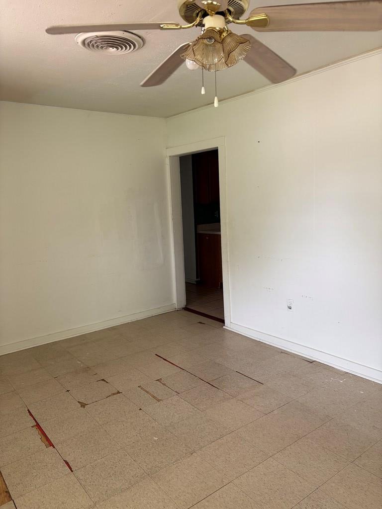 811 Akin St Property Photo 4