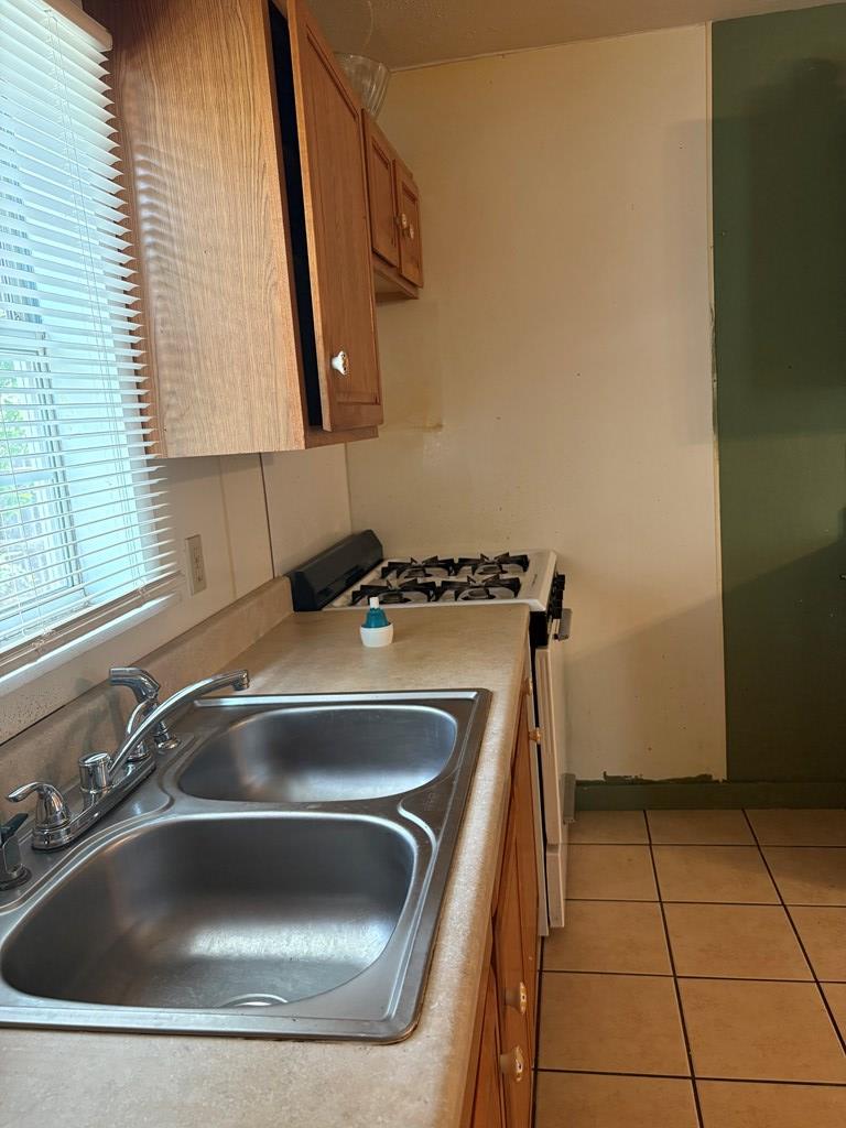 811 Akin St Property Photo 8