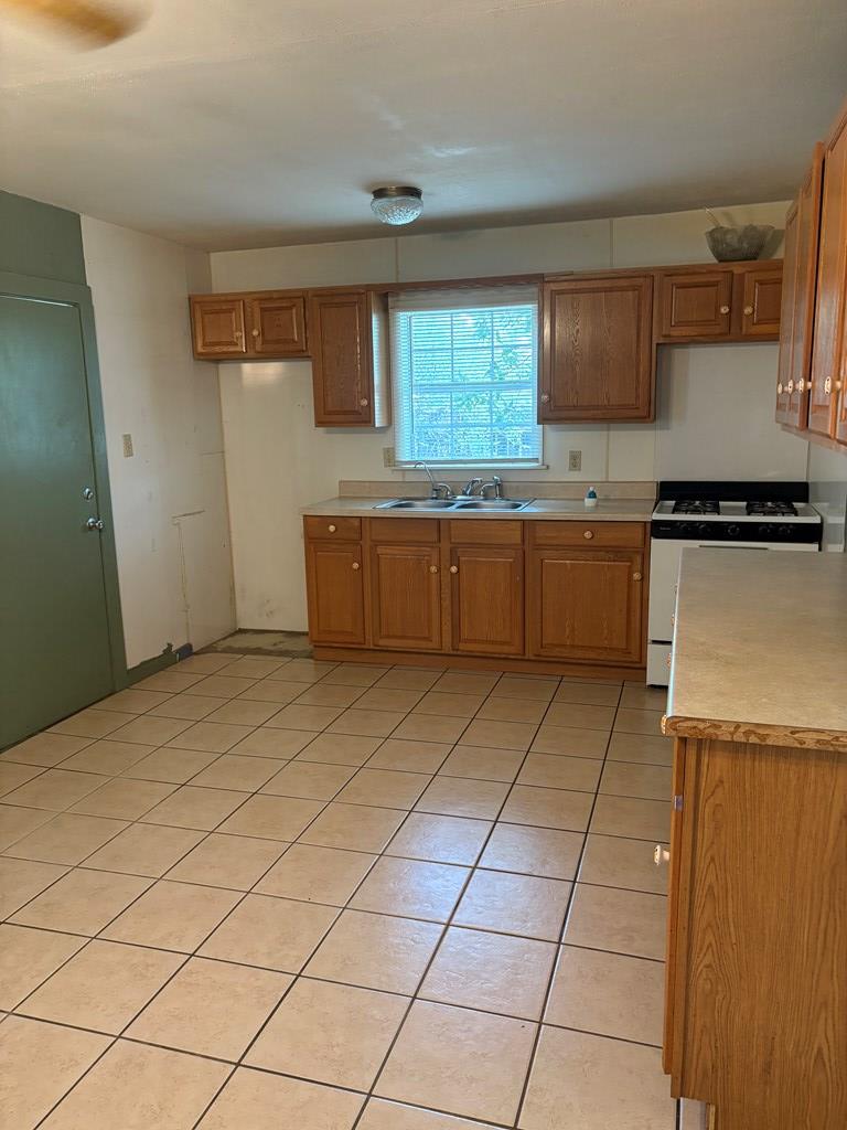 811 Akin St Property Photo 9