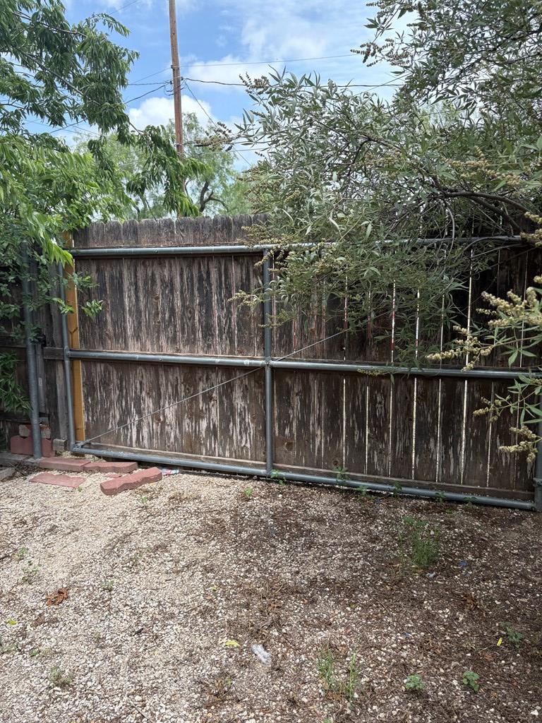 811 Akin St Property Photo 23