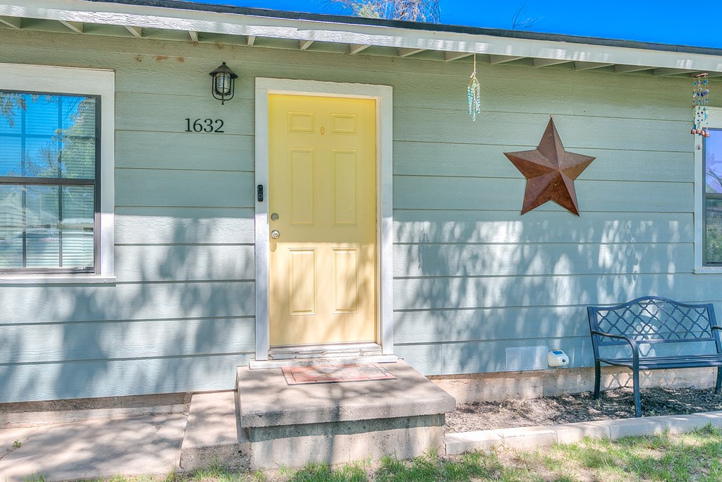 1632 Mission Ave Property Photo 5