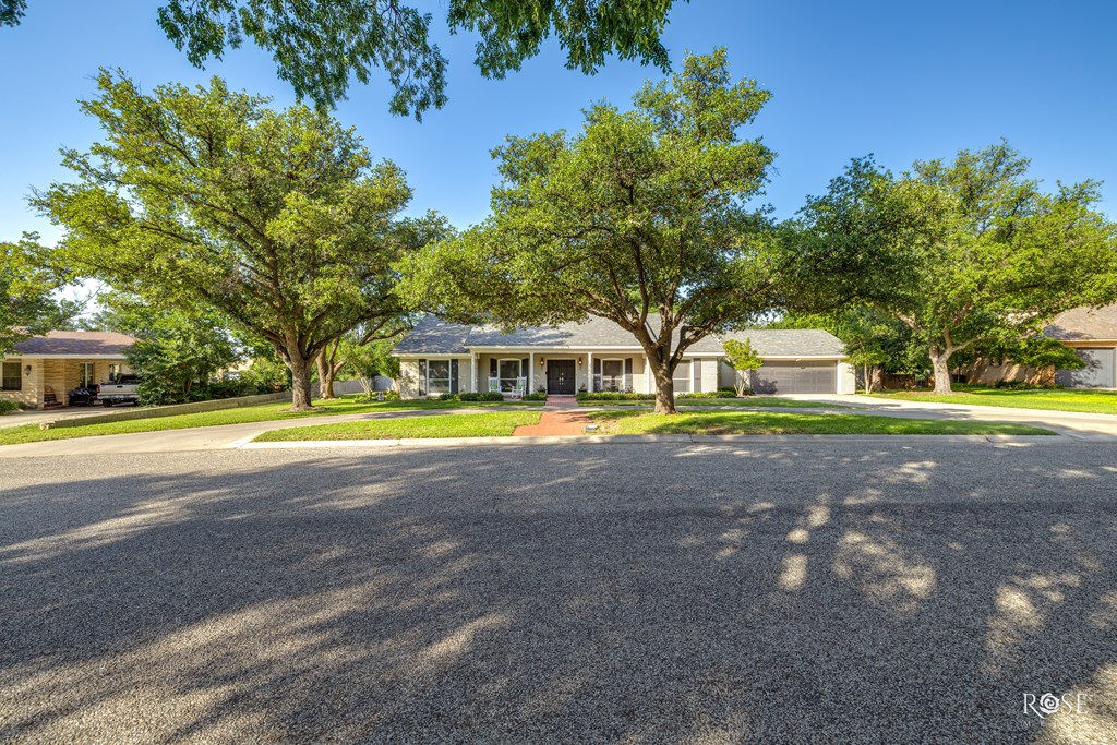 2305 Douglas Dr Property Photo 2