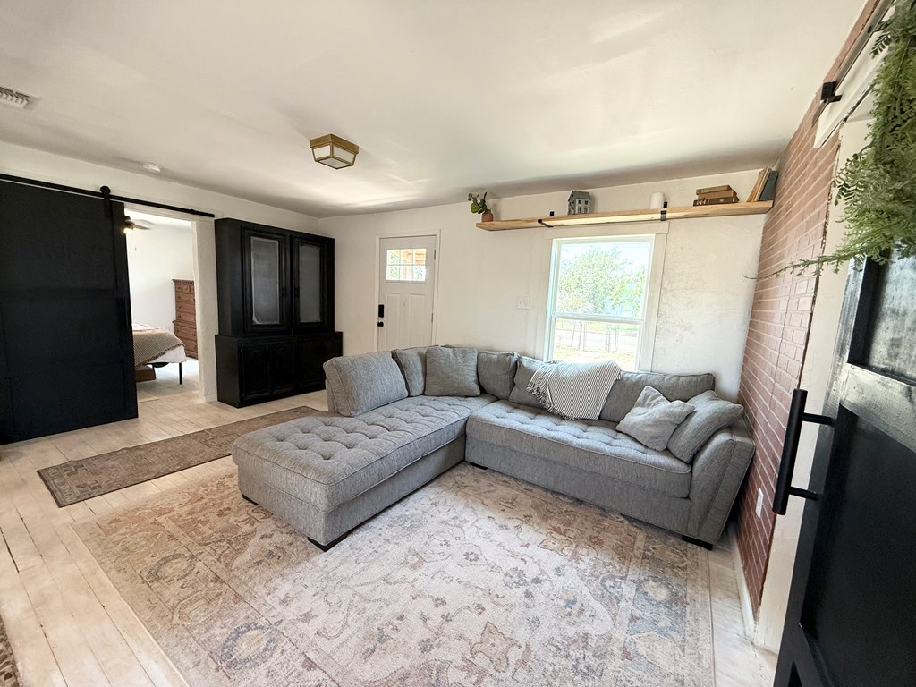 1702 Ellis St Property Photo 8