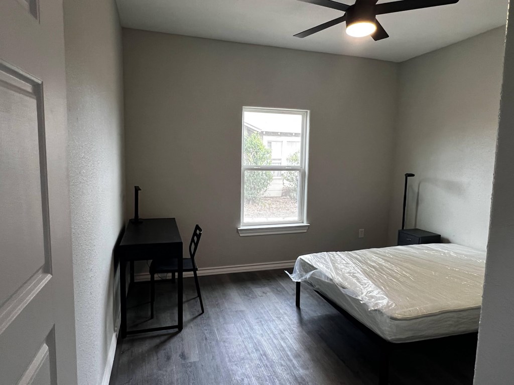 421 Howard St Property Photo 4